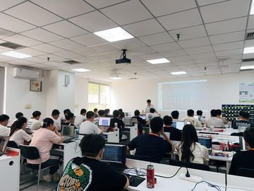 鸿芯智谷学生课堂